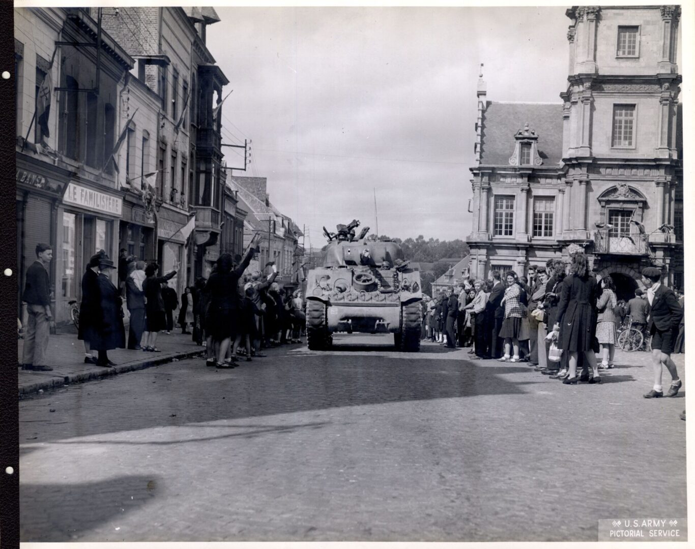 Residents of Le Cateau cheer the American troops