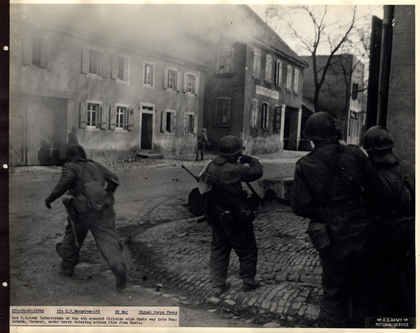U.S. infantrymen face delaying action fire by Nazis