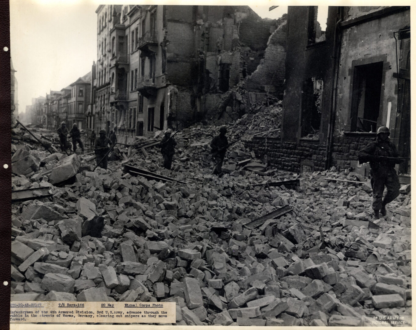 Soldiers advance through the rubbles in the streets