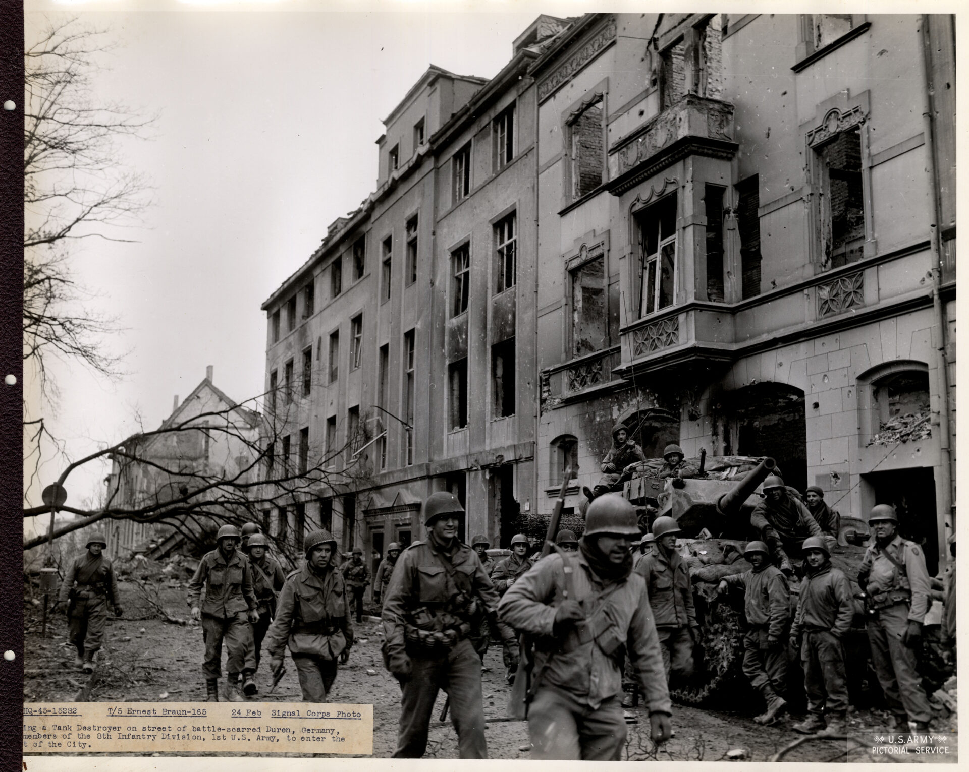 Infantrymen entering into the city of Duren in Germany