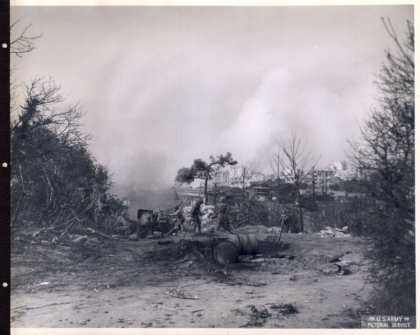 American gun crew shelling the Germans